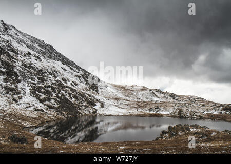 Eine Wanderung rund um den See Idwal, Snowdonia, Wales, Vereinigtes Königreich Stockfoto