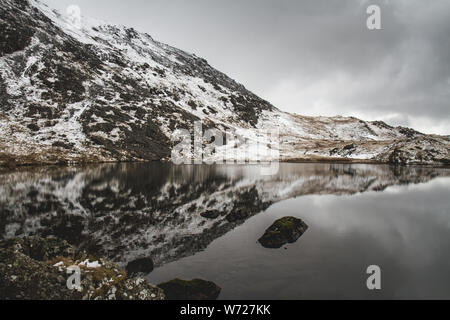 Eine Wanderung rund um den See Idwal, Snowdonia, Wales, Vereinigtes Königreich Stockfoto