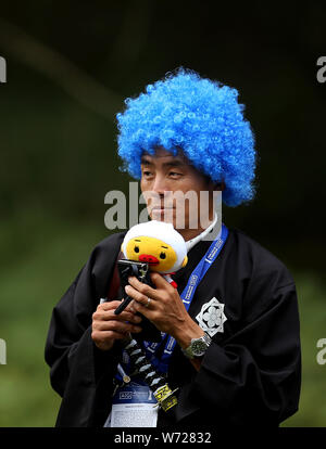 Ein Zuschauer, die Japans Hinako Shibuno auf dem 5-T-Stück am Tag drei der AIG Frauen British Open in Woburn Golf Club, ein wenig Brickhill. Stockfoto