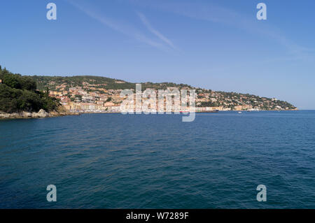 Ansicht der Stadt von Porto Santo Stefano aus dem Meer Stockfoto