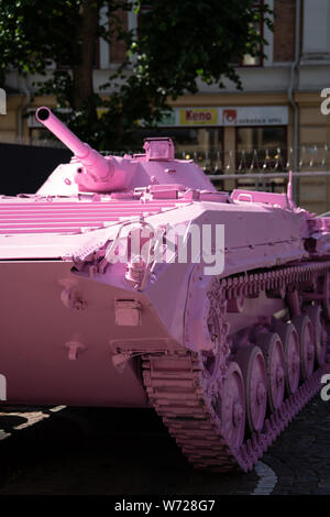 Pink tank Kunst Installation von David Cerny, Platz Stortorget, Orebro, Schweden Stockfoto