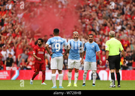 Nathaniel Ogbeta von Manchester City fragen Schiedsrichter Martin Atkinson nach Joel Matip von Liverpool Kerben die ausgleichende Ziel, 1-1 - Liverpool gegen Manchester City, FA Community Shield, Wembley Stadion, London, Großbritannien - 4 August 2019 Die redaktionelle Nutzung nur Stockfoto