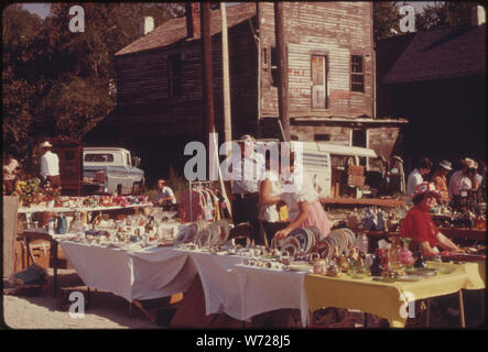 Flohmarkt HÄNDLER ERWARTEN KUNDEN IN WHITE CLOUD KANSAS in der Nähe von Troy, IN DER NORDÖSTLICHEN ECKE DES STAATES; Umfang und Inhalt: FLOHMARKT HÄNDLER ERWARTEN KUNDEN IN WHITE CLOUD KANSAS in der Nähe von Troy, IN DER NORDÖSTLICHEN ECKE DES STAATES. Es WIRD GEFÖRDERT DURCH DIE MA HUSH KA (IOWA INDISCHE SPRACHE BEDEUTUNG weiße Wolke) historische GESELLSCHAFT ZU SAMMELN GELD FÜR DAS LOKALE MUSEUM IN DER 100 Jahre alten Schulhaus untergebracht. Bereich INDER BETEILIGEN SIE SICH AN DEN FLOHMARKT IN DER NATIVEN HANDWERK SOWIE Antiquitäten ausgestattet sind. Die Stadt ist benannt nach dem letzten großen IOWA INDIAN CHIEF, deren Stamm war GEGEBENEN BEREICH LAND VON T Stockfoto