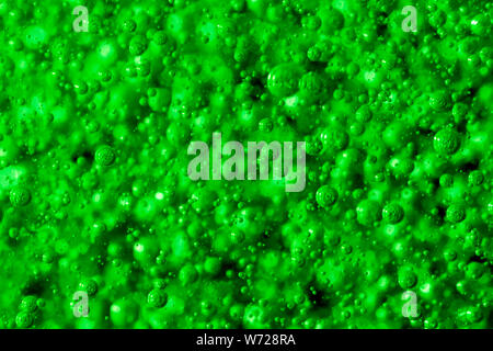 Seifenblasen auf dem Wasser abstrakt Hintergrund Stockfoto
