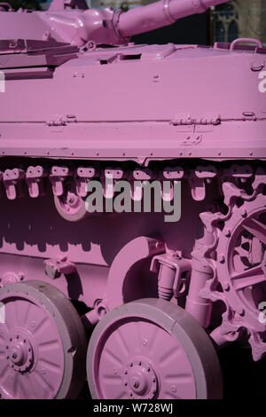 Pink tank Kunst Installation von David Cerny, Platz Stortorget, Orebro, Schweden Stockfoto