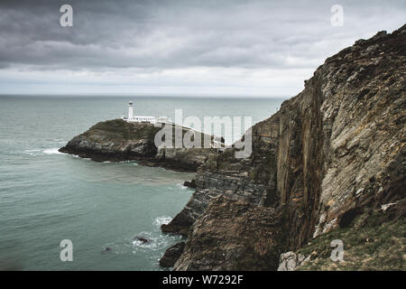 Mit Blick auf die South Stack Light House Anglesea, Holyhead, Wales, Vereinigtes Königreich Stockfoto