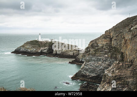 Mit Blick auf die South Stack Light House Anglesea, Holyhead, Wales, Vereinigtes Königreich Stockfoto