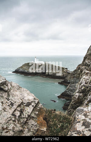 Mit Blick auf die South Stack Light House Anglesea, Holyhead, Wales, Vereinigtes Königreich Stockfoto