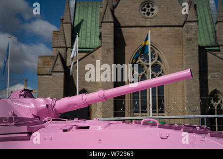 Pink tank Kunst Installation von David Cerny, Platz Stortorget, Orebro, Schweden Stockfoto