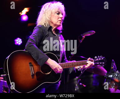 Ein US Grammy Award-winning Country Music Star, Lucinda Williams führt an Tag zwei der Welt Cambridge Folk Festival in die Cherry Hinton Halle in Cambridge bekannt. Stockfoto