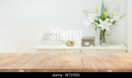Echtes Holz Tisch Textur auf weiße Wand zimmer Hintergrund. Für erstellen Produkt anzeigen oder Design Key Visual Layout Stockfoto
