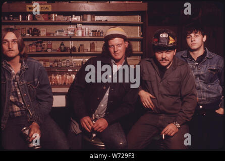 Vier junge Männer sammeln IN EINEM GEMEINSAMEN BIER IN der Tuchmacher, West Virginia, in der Nähe von Madison. Sie WERDEN VON LINKS NACH RECHTS - MICHAEL DOSS, 18; LANNY GRÜN, 21; JUNIOR JEFFORY, 20; und ROBERT JOHNSON, 18. Alle DIE ELTERN ARBEITEN ODER HABEN IN DER MINE gearbeitet. JEFFORY IST EIN MINING FOREMAN NACH ZWEI JAHREN, ABER MAG ES NICHT UND WILL DIE MARINE ZU VERBINDEN. Grün KANN NICHT EINEN JOB FINDEN, MÖCHTE ABER FÜR DIE EISENBAHN DOSS ARBEITEN NICHT FUNKTIONIERT, ABER WARTET AUF EINEN JOB IN DEN MINEN Stockfoto