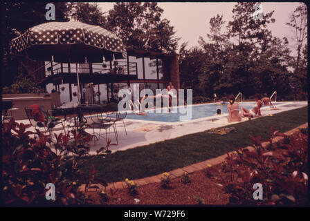 Am 4. Juli die Sammlung IM HAUS DER BÜRGERMEISTER BOB FOWLER von Helen, Georgi, in der Nähe von ROBERTSTOWN, NACH EINEM URLAUB PARADE. Das gläserne HAUS LIEGT AUF EINEM HÜGEL MIT BLICK AUF DEN KLEINEN BERG GEMEINSCHAFT VON WENIGER ALS 300 Menschen. Das Dorf war, TYPISCH FÜR JENE IN DER GEGEND BIS 1969 BEI DER STADT Beamte, Geschäftsleute und Bewohner unterstützt RENOVIERUNG DES GESCHÄFTSVIERTELS MIT EINEM BAYERISCHEN ALPINE THEMA. Das Projekt war ein voller Erfolg und brachte neue Geschäftsleute und Touristen Stockfoto
