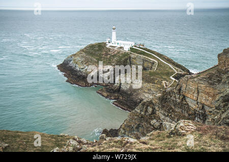 Mit Blick auf die South Stack Light House Anglesea, Holyhead, Wales, Vereinigtes Königreich Stockfoto