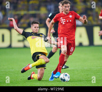 Leon Goretzka, FCB 18 konkurrieren um die Kugel, Bekämpfung, Duell, Kopfzeile, Zweikampf, Action, Kampf gegen Julian WEIGL, BVB 33 Borussia Dortmund - FC BAYERN MÜNCHEN 2-0 DFL-Bestimmungen verbieten die Verwendung von Fotografien als BILDSEQUENZEN UND/ODER QUASI-VIDEO. DFL SUPERCUP, Finale 1. Deutsche Fußball Liga, Spieltag in Dortmund, August 03, 2019, Saison 2019/2020 © Peter Schatz/Alamy leben Nachrichten Stockfoto