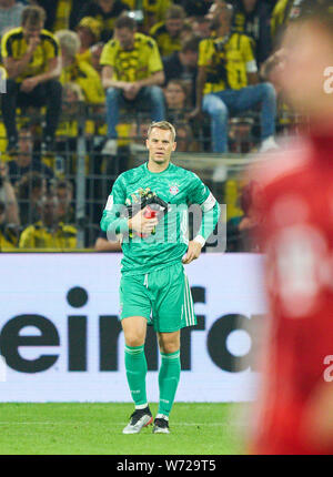 Manuel Neuer, FCB 1 traurig, enttäuscht, wütend, Emotionen, Enttäuschung, Frustration, Frustration, Traurigkeit, Verzweiflung, Hoffnungslosigkeit, nach dem Match, BVB-Fans feiern, Borussia Dortmund - FC BAYERN MÜNCHEN 2-0 DFL-Bestimmungen verbieten die Verwendung von Fotografien als BILDSEQUENZEN UND/ODER QUASI-VIDEO. DFL SUPERCUP, Finale 1. Deutsche Fußball Liga, Spieltag in Dortmund, August 03, 2019, Saison 2019/2020 © Peter Schatz/Alamy leben Nachrichten Stockfoto