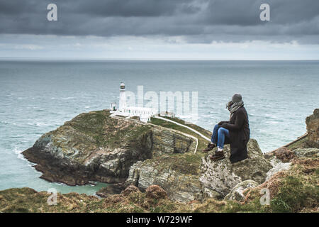 Mit Blick auf die South Stack Light House Anglesea, Holyhead, Wales, Vereinigtes Königreich Stockfoto