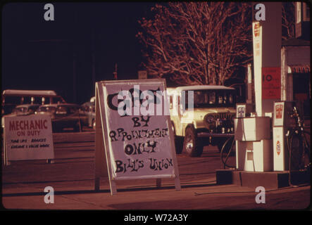 GAS NACH VEREINBARUNG ZEICHEN ERHÖHT JEDEN TAG IN PORTLAND UND ANDEREN TEILEN VON OREGON, BIS DER ZUSTAND DER ODD-EVEN GAS PLAN. Andere Staaten ebenfalls ANGENOMMEN, DIE REGELUNG ZU VERRINGERN, um die GASLEITUNGEN Stockfoto