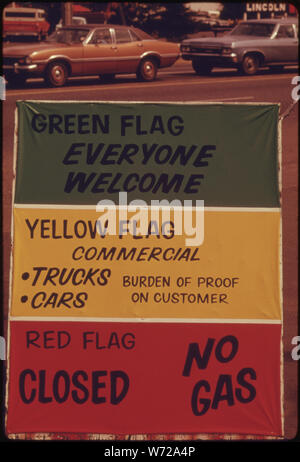 Benzin HÄNDLER IN OREGON zeigte Zeichen erklären die Flagge während der ÖLKRISE IM WINTER 1973-74. Da das Schild SAGT DIE GRÜNE FLAGGE BEDEUTET, DASS JEDER KANN MAN GAS, DAS GELB IST FÜR NUTZFAHRZEUGE NUR und eine rote Fahne bedeutet KEIN GAS. Diese STATION IST IN PORTLAND Stockfoto