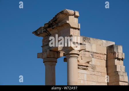 Zypern, Limassol aka Lemesos. Kourion, Tempel des Apollo Hylates, späten klassischen oder frühen Hellenistischen Periode, archaische Tempel. Stockfoto