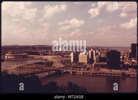 Goldenen Dreieck VON DER MT. WASHINGTON BEREICH. Es WURDE DIE NEUE REFERENZ IN DEN FRÜHEN 1950ER JAHREN IM RAHMEN DER STADTERNEUERUNG RENAISSANCE PROGRAMM. Das Dreieck ist gebildet, IN DENEN DIE ALLEGHENY und Monongahela Rivers zu den Ohio River Stockfoto