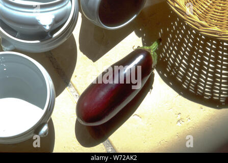 Küche Gegenstände rund um die Aubergine sind Wesensmerkmale der französischen Küche. Stockfoto