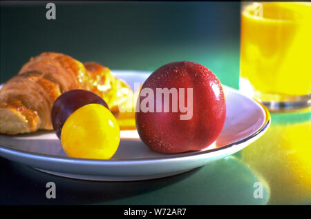 Die Franzosen halten Ihr Frühstück. Brot, wird die Heftklammer, Orangensaft, Obst und Käse sind einige der Möglichkeiten. Stockfoto