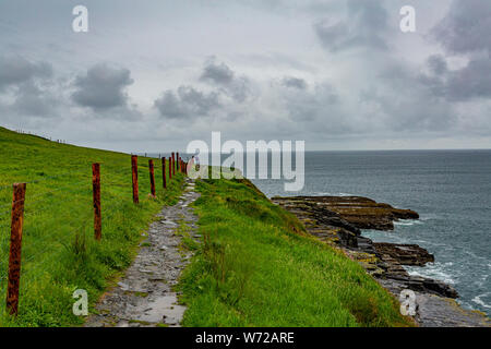 Schöne Sicht auf das Meer und eine Spur von Doolin zu den Klippen von Moher entlang der Küste zu Fuß weg, geosites und Geopark, wilden Atlantik Weg Stockfoto