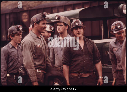 Gruppe von Bergarbeitern WARTEN ZU GEHEN MIT DER ARBEIT AN DER 4:00 Uhr bis 24:00 Uhr VERSCHIEBUNG AN DER VIRGINIA - POCAHONTAS COAL COMPANY MINE #4 in der Nähe von RICHLANDS, Virginia. Sie SIND DIE ZWEITE VON ZWEI SCHICHTEN, DIE IM GRABEN DER KOHLE- UND HOLT ES AUS DEN MINEN DER MITTERNACHT BIS MORGEN oder HOOT-OWL Schicht arbeitet auf BEREINIGUNGSOPERATIONEN BETEILIGT SIND Stockfoto