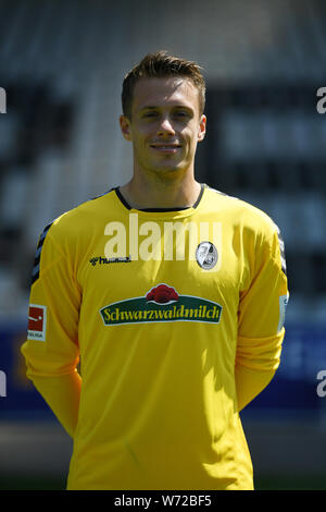 Freiburg, Deutschland. 04 Aug, 2019. Fussball: Bundesliga: SC Freiburg Fotos für die Saison 2019/20 in der Schwarzwaldstadion. Torhüter Alexander Schwolow. Quelle: Patrick Seeger/dpa - WICHTIGER HINWEIS: In Übereinstimmung mit den Anforderungen der DFL Deutsche Fußball Liga oder der DFB Deutscher Fußball-Bund ist es untersagt, zu verwenden oder verwendet Fotos im Stadion und/oder das Spiel in Form von Bildern und/oder Videos - wie Foto Sequenzen getroffen haben./dpa/Alamy leben Nachrichten Stockfoto