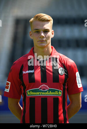 Freiburg, Deutschland. 04 Aug, 2019. Fussball: Bundesliga: SC Freiburg Fotos für die Saison 2019/20 in der Schwarzwaldstadion. Philipp Lienhart. Quelle: Patrick Seeger/dpa - WICHTIGER HINWEIS: In Übereinstimmung mit den Anforderungen der DFL Deutsche Fußball Liga oder der DFB Deutscher Fußball-Bund ist es untersagt, zu verwenden oder verwendet Fotos im Stadion und/oder das Spiel in Form von Bildern und/oder Videos - wie Foto Sequenzen getroffen haben./dpa/Alamy leben Nachrichten Stockfoto