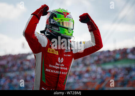 Prema Racing deutsche Rennfahrer Mick Schumacher feiert nach seinem Sieg beim zweiten Rennen der FIA Formel 2 Meisterschaft auf dem Hungaroring in Budapest. Stockfoto