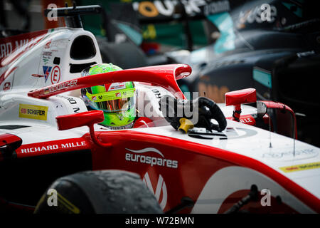 Prema Racing deutsche Rennfahrer Mick Schumacher kommt in den Parc Ferme, nachdem er das zweite Rennen der FIA Formel 2 Meisterschaft auf dem Hungaroring in Budapest. Stockfoto