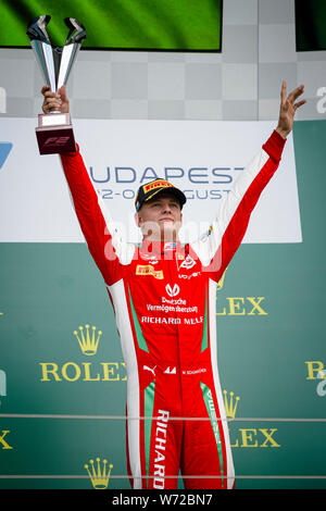 Prema Racing deutsche Rennfahrer Mick Schumacher feiert auf dem Podium, nachdem er das zweite Rennen der FIA Formel 2 Meisterschaft auf dem Hungaroring in Budapest. Stockfoto