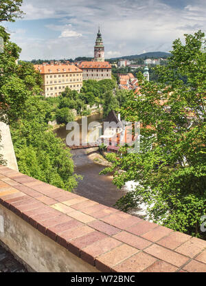 Blick auf Schloss Cesky Krumlov von der Promenade mit Garten Castel. 14. Juli 2019 Schloss Cesky Krumlov in der Stadt Cesky Krumlov, Tschechische Republik. Stockfoto