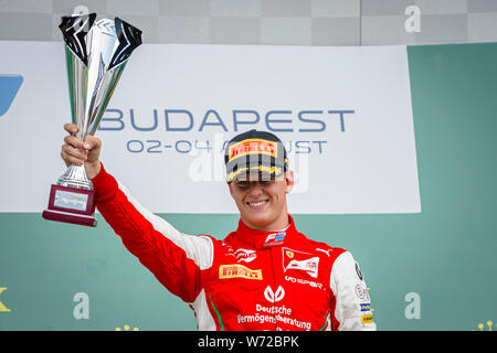 Prema Racing deutsche Rennfahrer Mick Schumacher feiert auf dem Podium, nachdem er das zweite Rennen der FIA Formel 2 Meisterschaft auf dem Hungaroring in Budapest. Stockfoto