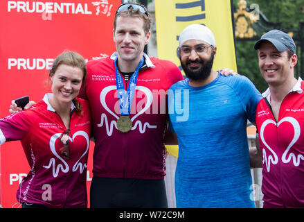 London, Großbritannien. 04 Aug, 2019. Prudential RideLondon, größte Festival der Welt des Radfahrens, mit mehr als 100.000 Menschen zu ihren Bikes an diesem Wochenende die autofreien Straßen von London und Surrey zu genießen. Sie vervollständigen und ihre Fahrt in die Mall, London beenden. Credit: Keith Larby/Alamy leben Nachrichten Stockfoto