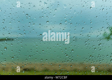Regen fällt und verschwommenen Landschaft Stockfoto