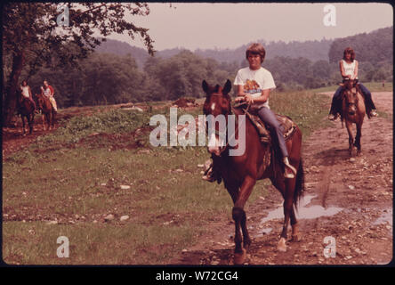 Reiten entlang der Wanderwege im Sommer ein beliebter Zeitvertreib ist für Touristen und Einwohner von Helen. Der kleine Berg GEMEINSCHAFT VON ETWA 270 MENSCHEN WAR TYPISCH FÜR DIE DÖRFER IN DER GEGEND BIS 1969. Zu diesem Zeitpunkt wird die lokale Beamte, Geschäftsleute UND BEWOHNER UNTERSTÜTZT DIE RENOVIERUNG DER GESCHÄFTSVIERTEL MIT EINEM BAVARIANALPINE THEMA. Das Projekt war ein ERFOLG UND FÜHRTE ZU NEUEN GESCHÄFTEN UND EINEM ANSTIEG DES TOURISMUS Stockfoto