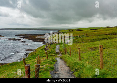 Landschaft der spektakulären Küstenstraße zu Fuß von Doolin zu den Klippen von Moher, geosites und Geopark, wilden Atlantik Weg, Frühling regnerischen Tag Stockfoto