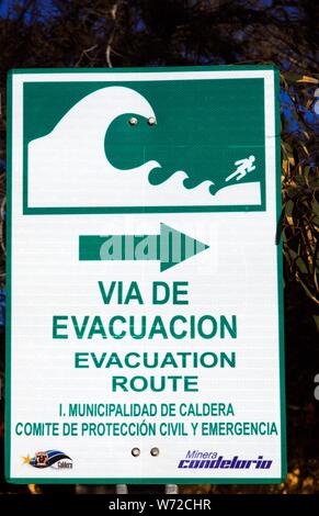 PACIFIC COAST, CHILE - Dezember 26. 2011: In der Nähe von Zeichen für Fluchtweg im Falle eines Tsunami (Spanisch) Stockfoto