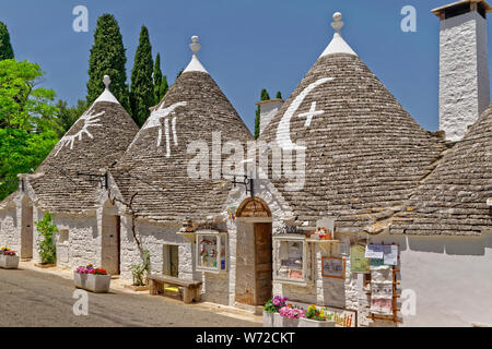 Trulli auf der Rione Monti in Alberobello, Apulien, Italien. Stockfoto