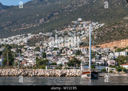 Eine hübsche Gulet günstig aus, der die Stadt von Kalkan in Türkei Stockfoto