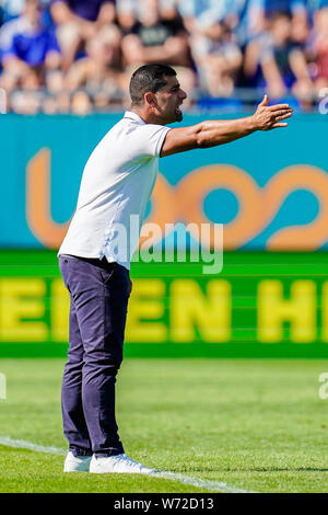 Darmstadt, Deutschland. 04 Aug, 2019. 2. Fussball Bundesliga, SV Darmstadt 98 - Holstein Kiel, 2. Spieltag, in der Merck Stadion am Böllenfalltor. Darmstadts Trainer Dimitrios GRAMMOZIS gestikulierte. Foto: Uwe Anspach/dpa - WICHTIGER HINWEIS: In Übereinstimmung mit den Anforderungen der DFL Deutsche Fußball Liga oder der DFB Deutscher Fußball-Bund ist es untersagt, zu verwenden oder verwendet Fotos im Stadion und/oder das Spiel in Form von Bildern und/oder Videos - wie Foto Sequenzen getroffen haben./dpa/Alamy leben Nachrichten Stockfoto