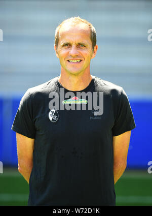 Freiburg, Deutschland. 04 Aug, 2019. Fussball: Bundesliga: SC Freiburg Fotos für die Saison 2019/20 in der Schwarzwaldstadion. Physiotherapeut Uwe Vetter. Quelle: Patrick Seeger/dpa - WICHTIGER HINWEIS: In Übereinstimmung mit den Anforderungen der DFL Deutsche Fußball Liga oder der DFB Deutscher Fußball-Bund ist es untersagt, zu verwenden oder verwendet Fotos im Stadion und/oder das Spiel in Form von Bildern und/oder Videos - wie Foto Sequenzen getroffen haben./dpa/Alamy leben Nachrichten Stockfoto