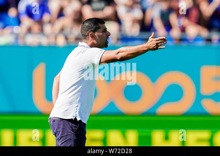 Darmstadt, Deutschland. 04 Aug, 2019. 2. Fussball Bundesliga, SV Darmstadt 98 - Holstein Kiel, 2. Spieltag, in der Merck Stadion am Böllenfalltor. Darmstadts Trainer Dimitrios GRAMMOZIS gestikulierte. Foto: Uwe Anspach/dpa - WICHTIGER HINWEIS: In Übereinstimmung mit den Anforderungen der DFL Deutsche Fußball Liga oder der DFB Deutscher Fußball-Bund ist es untersagt, zu verwenden oder verwendet Fotos im Stadion und/oder das Spiel in Form von Bildern und/oder Videos - wie Foto Sequenzen getroffen haben./dpa/Alamy leben Nachrichten Stockfoto