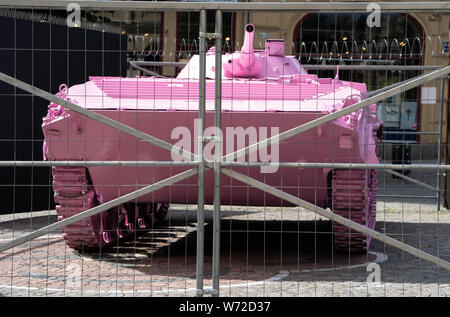 Pink tank Kunst Installation von David Cerny, Platz Stortorget, Orebro, Schweden Stockfoto