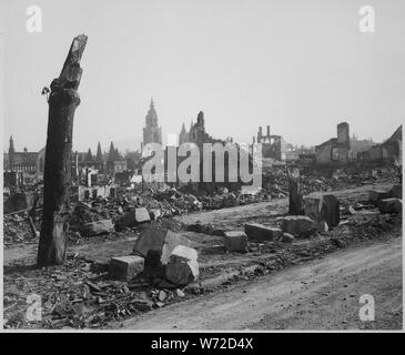 Heilbronn in einem Panorama. Es war einer der drei oder vier am meisten zerstörten Städte in ganz Europa. Deutschland, Ca. April 1945; Allgemeine Hinweise: Verwenden Sie Krieg und Konflikt Nummer 1330 bei der Bestellung eine Reproduktion oder Anforderung von Informationen zu diesem Bild. Stockfoto