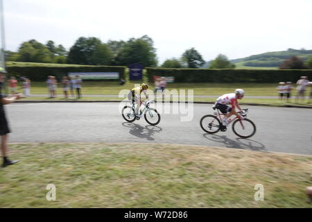 Surrey, Großbritannien. 04 Aug, 2019. Radfahrer Racing bei der aufsichtsrechtlichen Fahrt London/Surrey Klassiker für Profis rund um die Kurve außerhalb Debies Weinberg in Dorking. Credit: Motofoto/Alamy leben Nachrichten Stockfoto