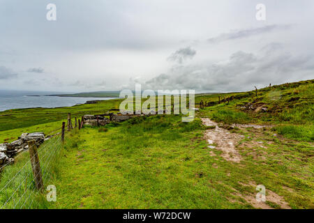 Steinweg in grünen Rasen Garten Textur verschwinden Perspektive